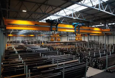 Solución industrial para alimentar un puente grúa: guía portacables o sistema de carro